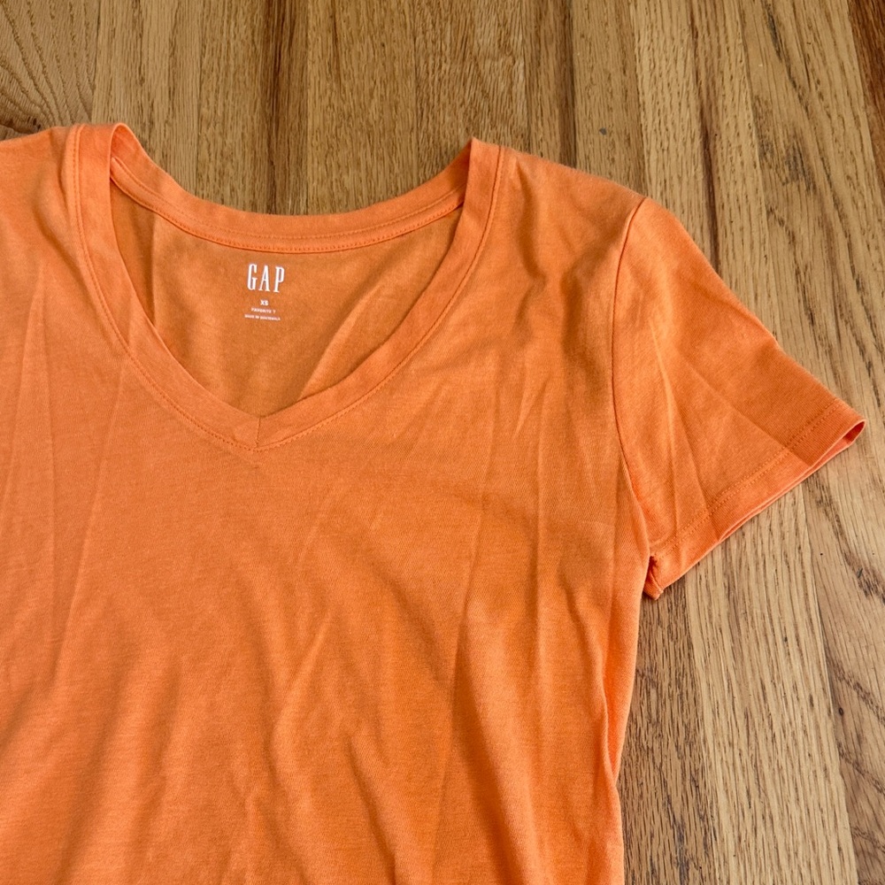GAP Favorite T V-Neck Orange Short Sleeve Tee, Size XS